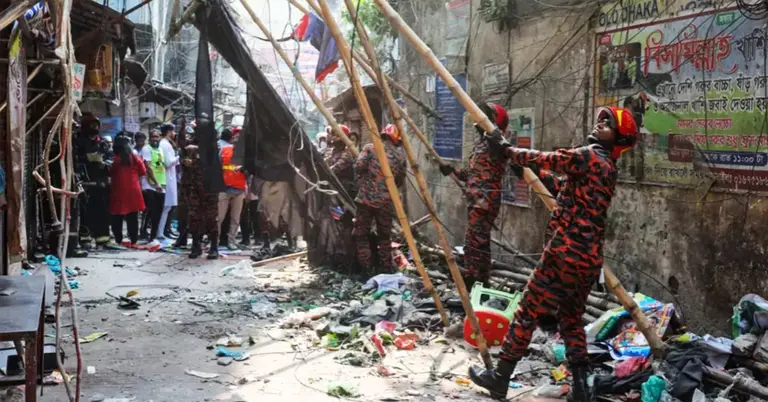 ভূমিকম্পে ক্ষতিগ্রস্ত একটি ভবনের সামনে ফায়ার সার্ভিসের কর্মীরা